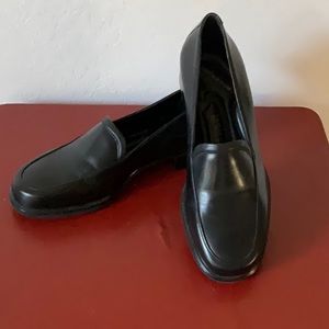 NWOT never worn Rockport comfort black leather loafers